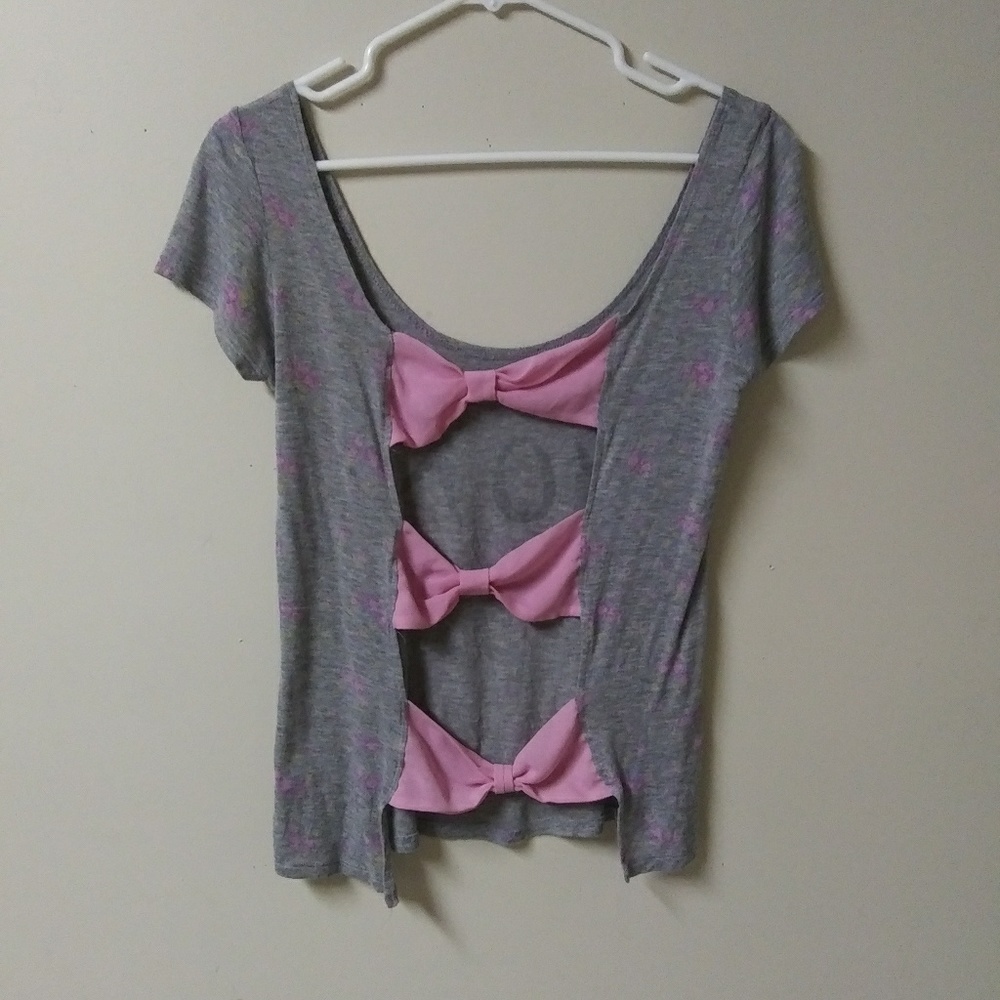 XOXO shirt with open back a/bows